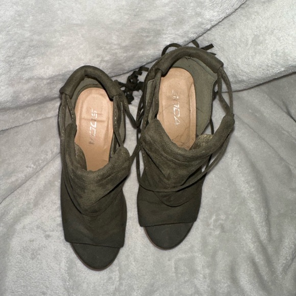 Cut Out Booties - Picture 5 of 6